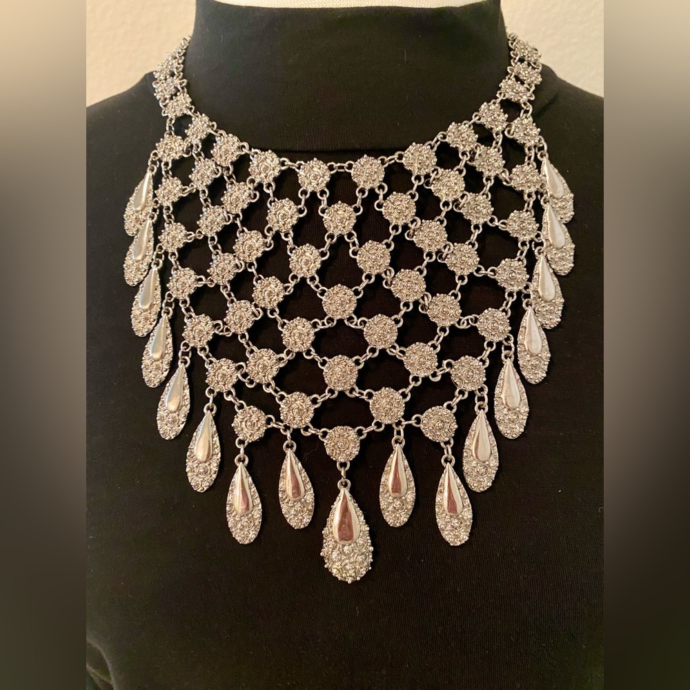 VINTAGE SILVER TONE STATEMENT NECKLACE
